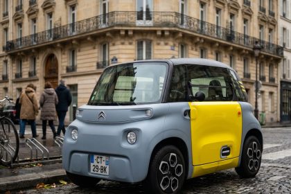 Citroën Ami garée dans une rue parisienne, illustration d'un véhicule sans permis en milieu urbain