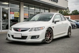 Honda Civic Type R EP3 blanche d'occasion exposée chez un vendeur professionnel automobile