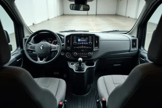 Intérieur avant du Renault Master avec tableau de bord, écran tactile et sièges en tissu gris