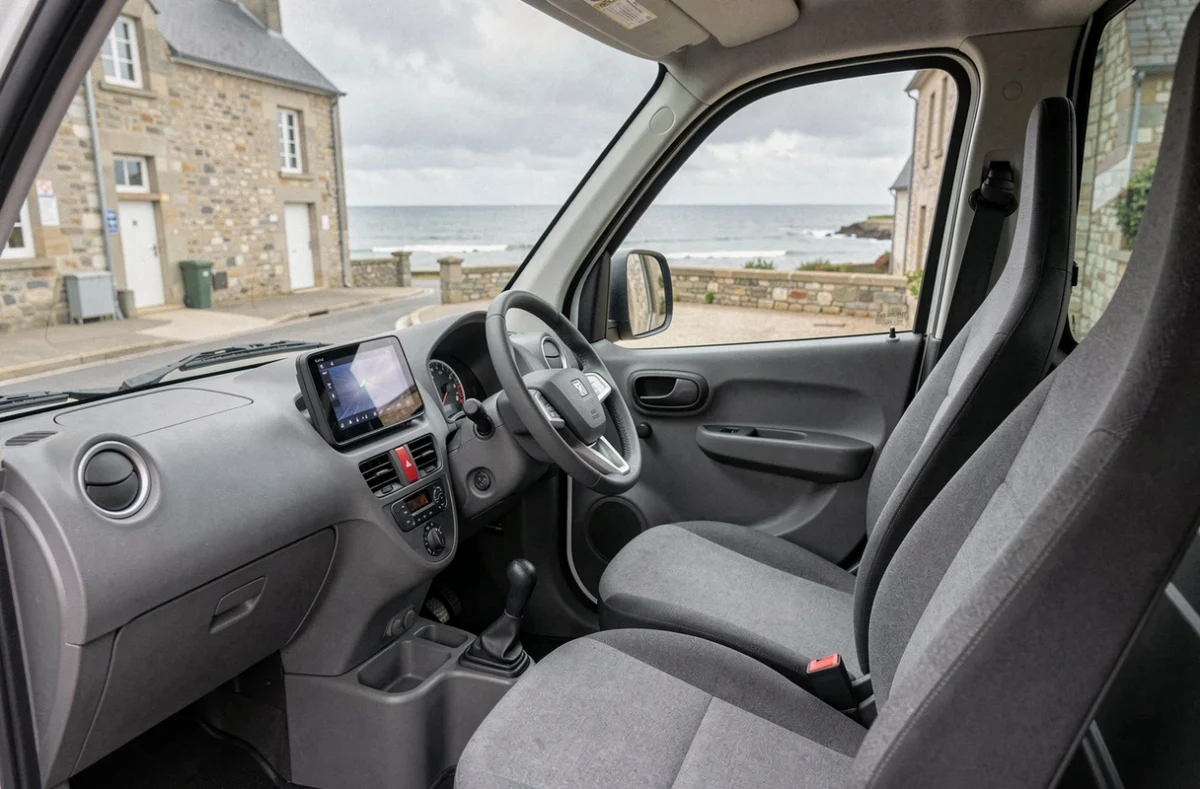 Intérieur d'une voiture sans permis avec tableau de bord compact et siège passager en tissu gris