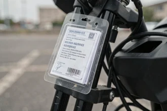 Porte-vignette d'assurance moto transparent fixé sur une fourche de moto avec certificat visible