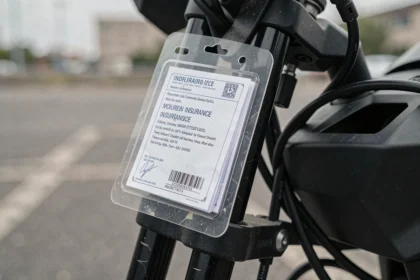Porte-vignette d'assurance moto transparent fixé sur une fourche de moto avec certificat visible